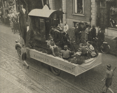 300271 Afbeelding van de padvindersgroep 'Kampeer per trein!', in de historische verkeersoptocht ter gelegenheid van de ...